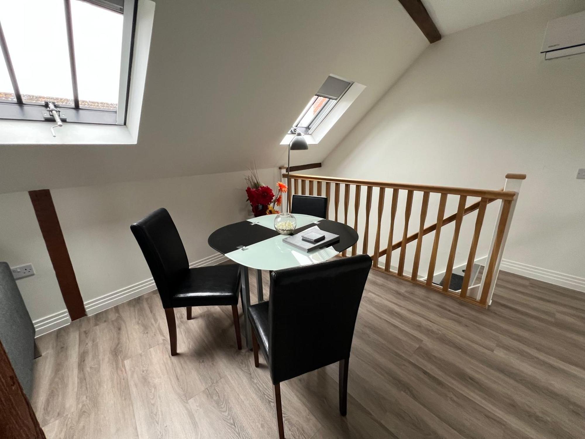 Glastonbury Secret Retreat - 1 Bd Split-Level Apt, Sleeps 3 Exterior photo