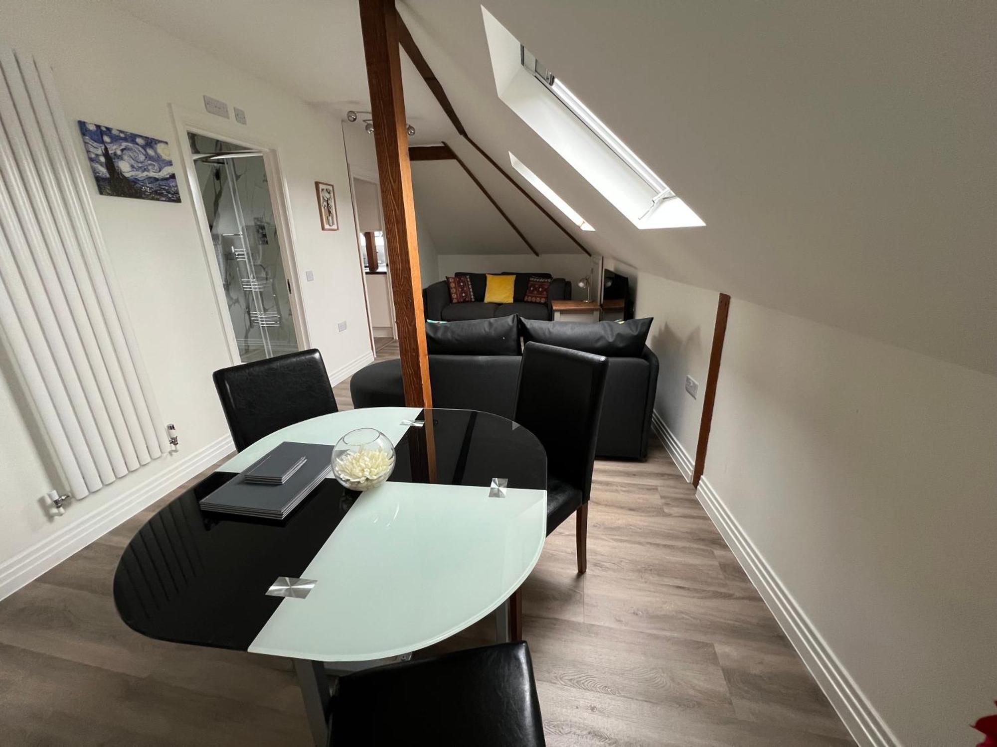 Glastonbury Secret Retreat - 1 Bd Split-Level Apt, Sleeps 3 Exterior photo