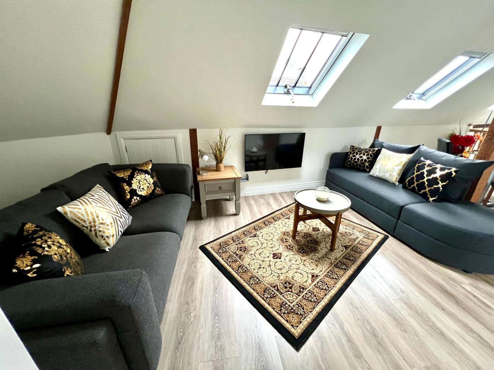 Glastonbury Secret Retreat - 1 Bd Split-Level Apt, Sleeps 3 Exterior photo