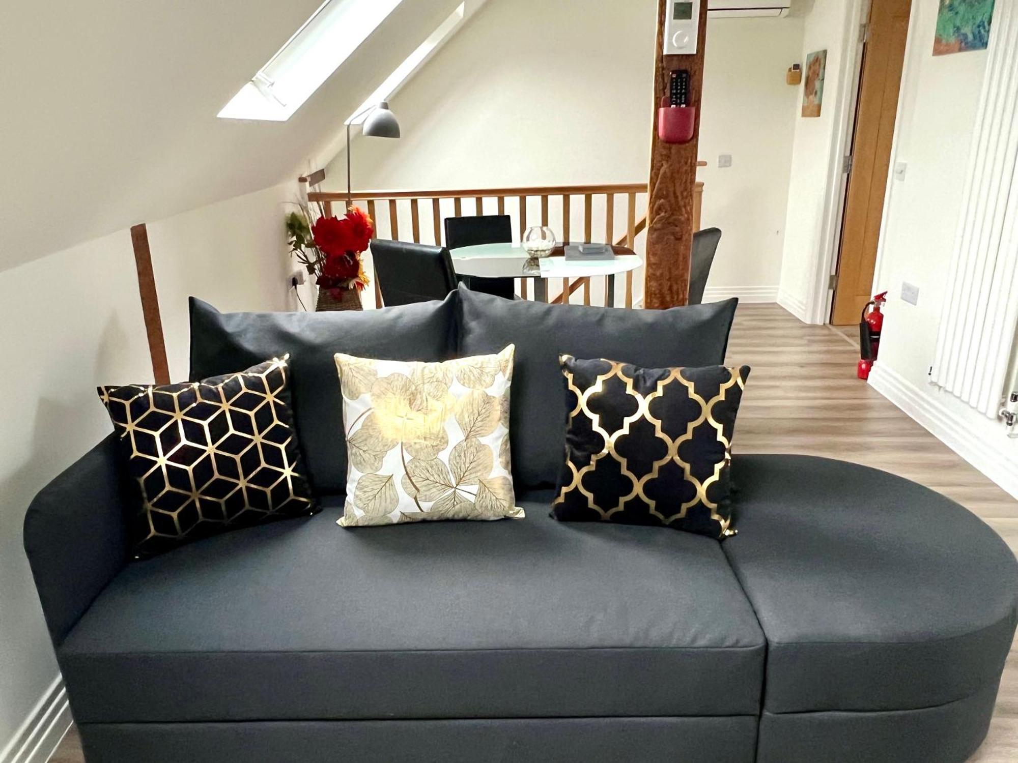Glastonbury Secret Retreat - 1 Bd Split-Level Apt, Sleeps 3 Exterior photo